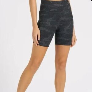 Vuori sz XS Women's Clean Elevation Short Dark Camouflage Bike great condition